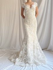 00 Monique Llhuilier Lace and Silk Gown - M/8
