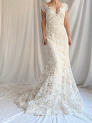 00 Monique Llhuilier Lace and Silk Gown - M/8