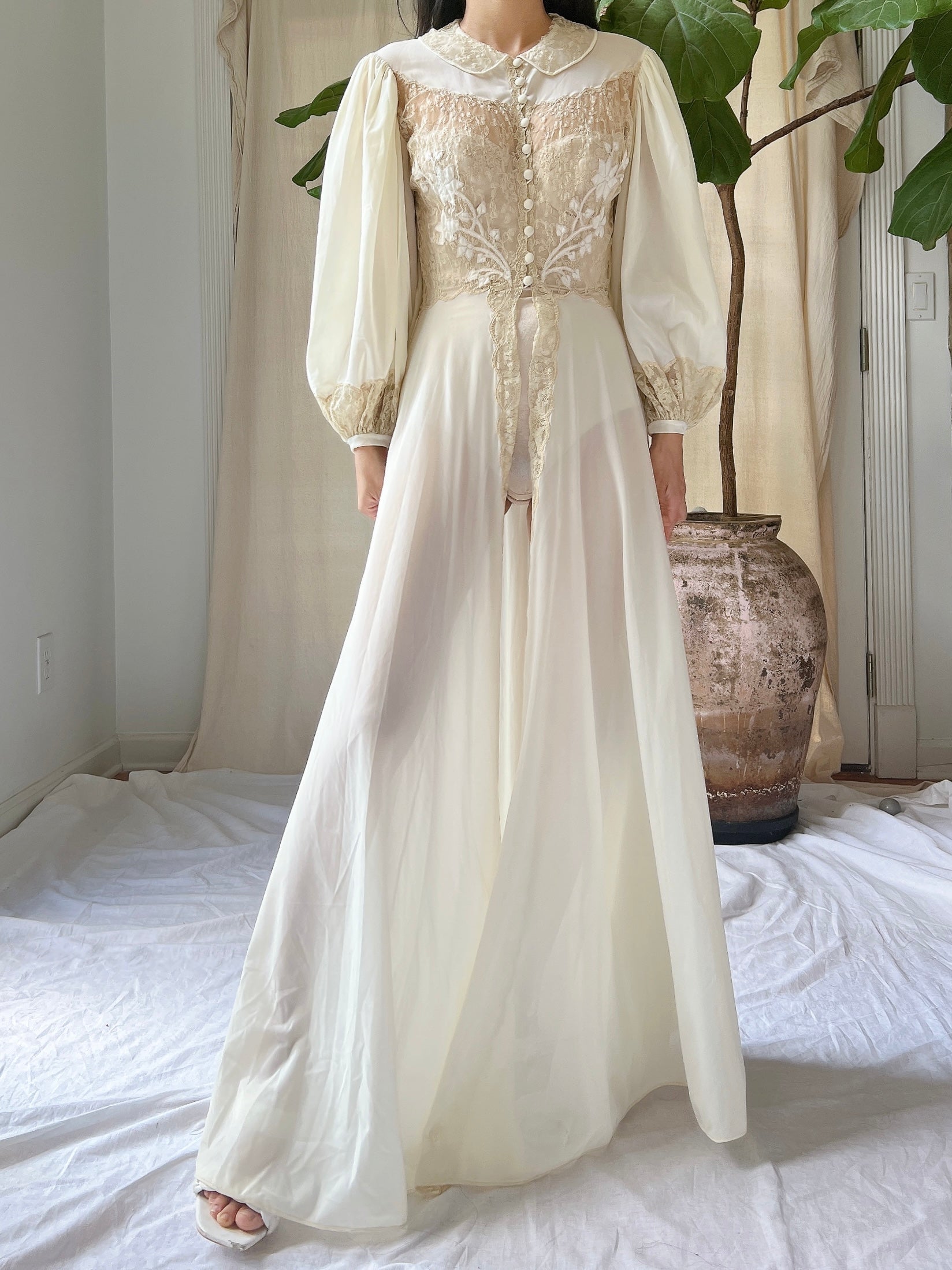 1940s Lace and Nylon Puff Sleeve Dressing Gown - XS