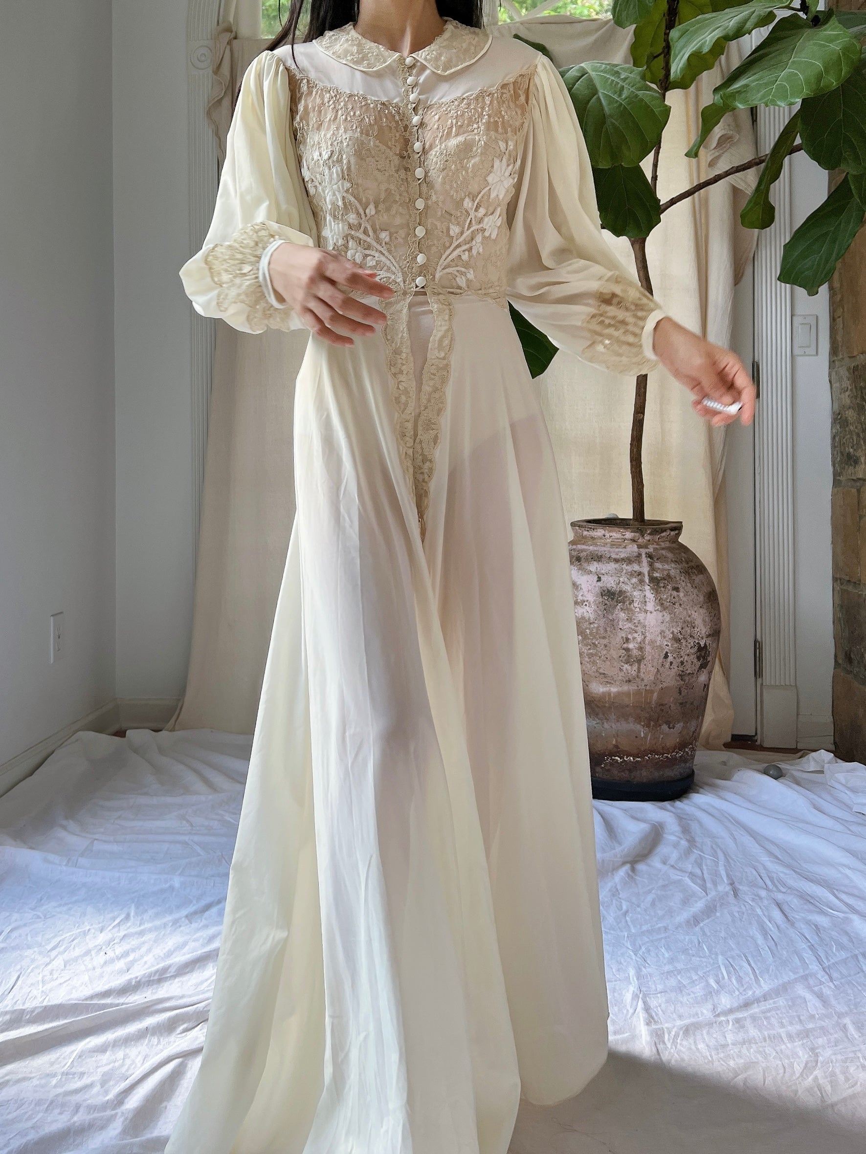 1940s Lace and Nylon Puff Sleeve Dressing Gown - XS